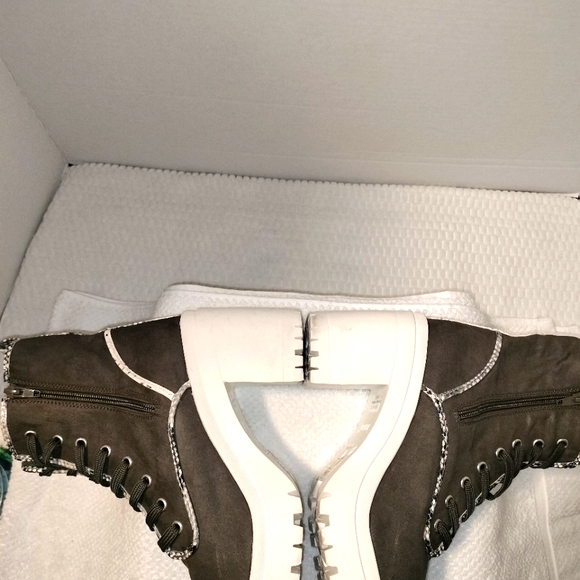 Bamboo Women's Taupe Platform Chunky Heeled Boot Sz EU/37.5 US 7.5 - Picture 3 of 9